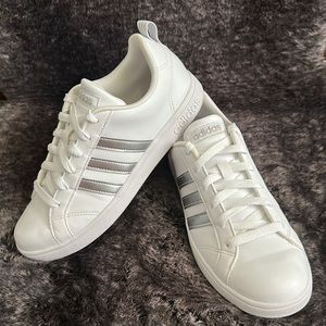 Women’s Adidas tennis shoe, size 7.5
